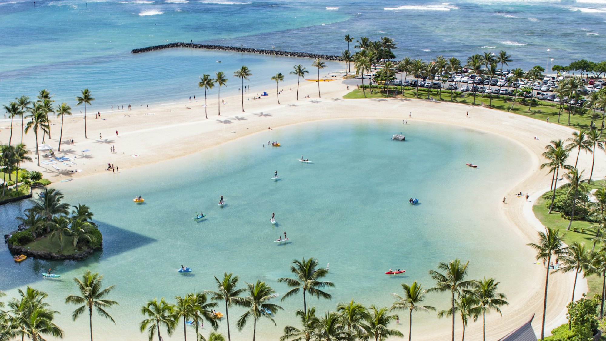Vista aérea de praia paradisíaca